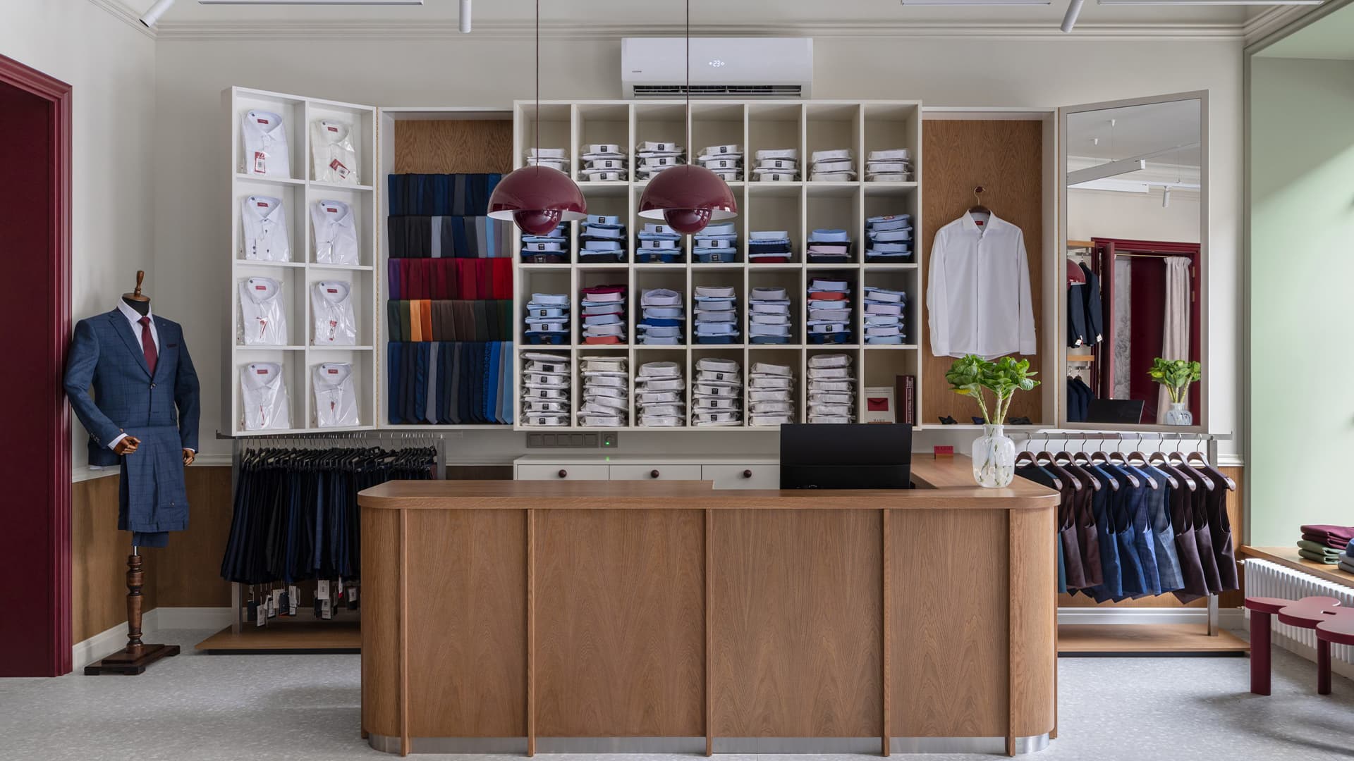 Элегантный интерьер магазина мужской одежды с отсылками к портному делу — проект студии «ПОРА»