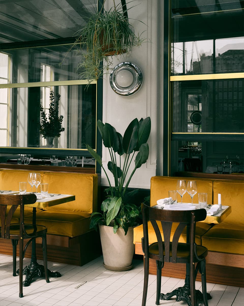 Торжественный интерьер исторического ресторана в Женеве — проект YKRA Architects