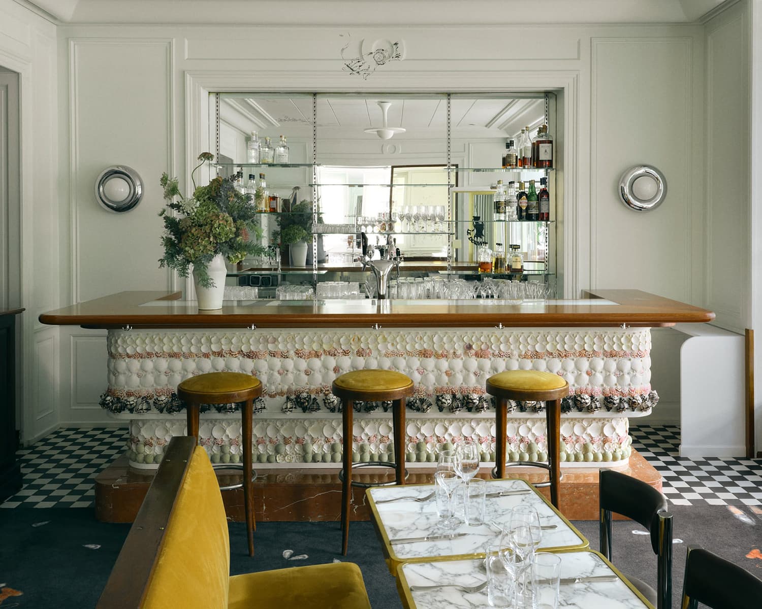Торжественный интерьер исторического ресторана в Женеве — проект YKRA Architects