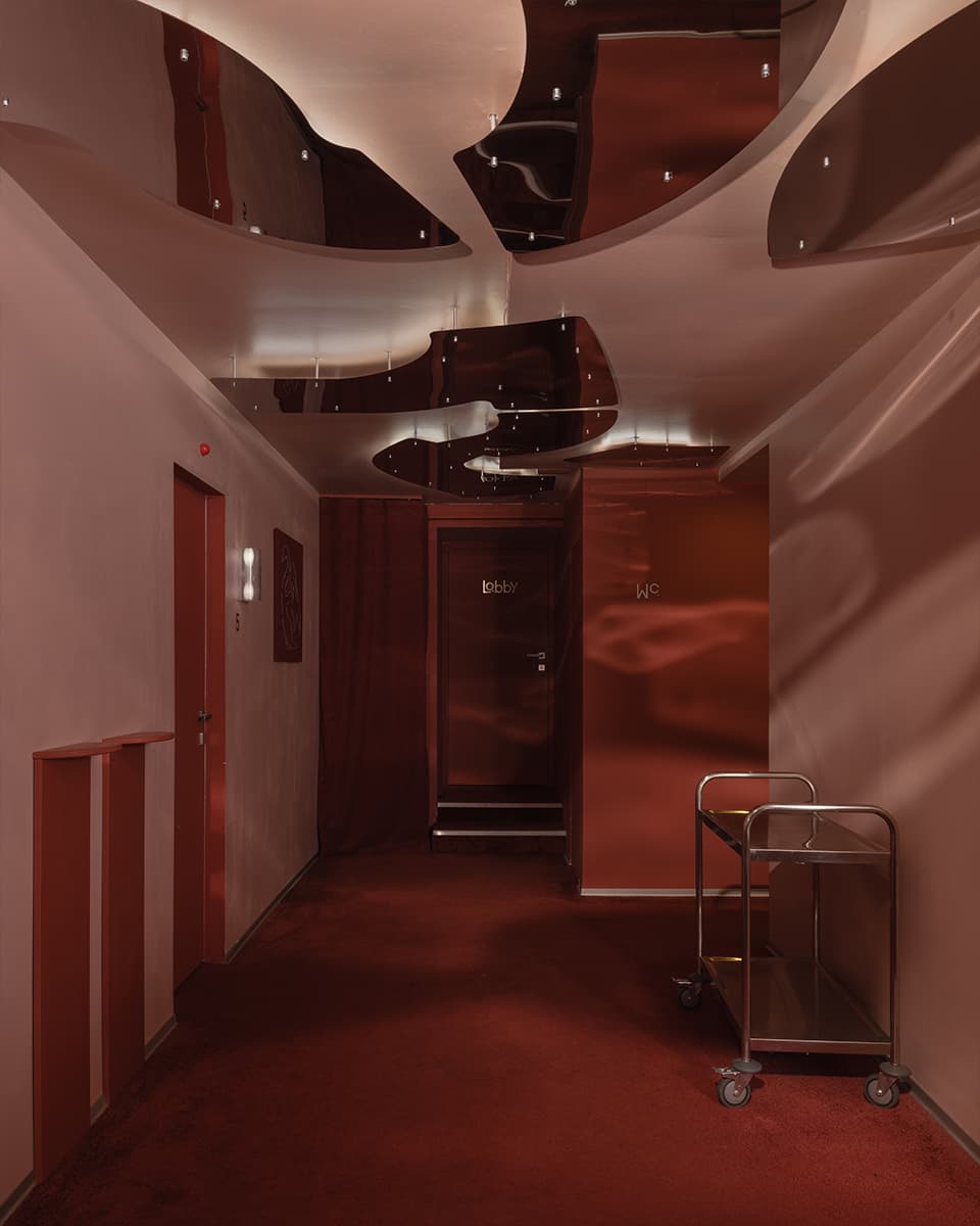 Интерьер караоке в стиле кинематографичного отеля — проект Майи Рожновской