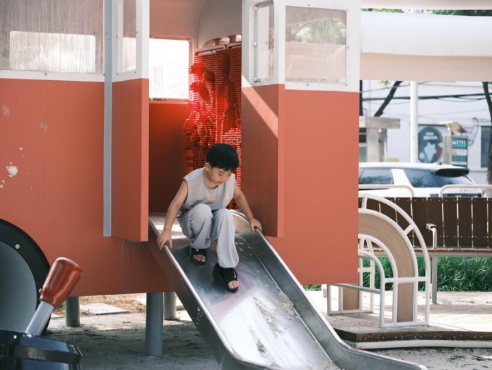 Студия XISUI Design превратила старый автобус в детскую площадку