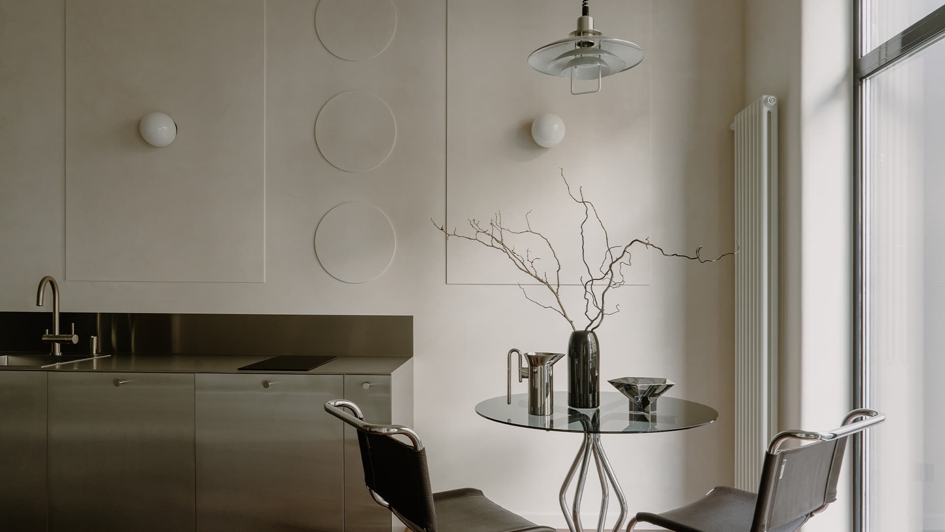 Распашные двери и кухня из нержавеющей стали в интерьере квартиры для мужчины — проект Юлии Даниловой-Нитусовой