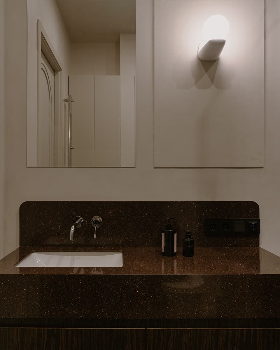 Распашные двери и кухня из нержавеющей стали в интерьере квартиры для мужчины — проект Юлии Даниловой-Нитусовой