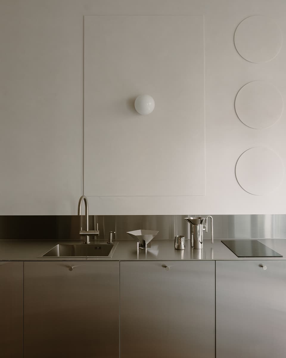 Распашные двери и кухня из нержавеющей стали в интерьере квартиры для мужчины — проект Юлии Даниловой-Нитусовой