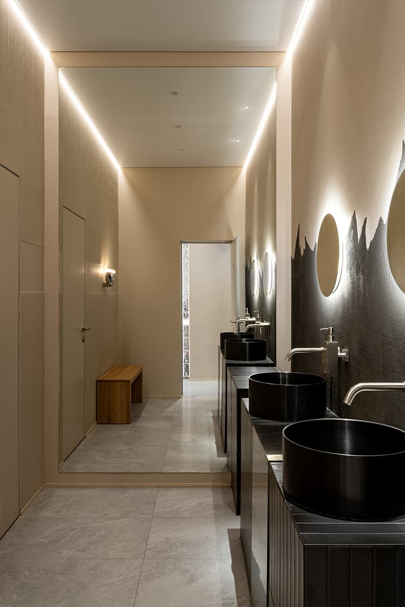 Необычные светильники и черная плитка в интерьере ресторана азиатской кухни в Казани — проект Луизы Альковой