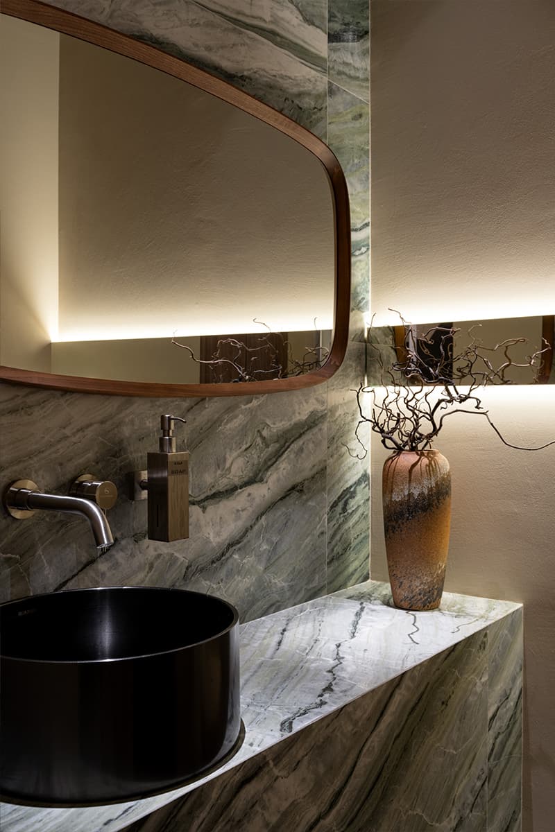 Необычные светильники и черная плитка в интерьере ресторана азиатской кухни в Казани — проект Луизы Альковой