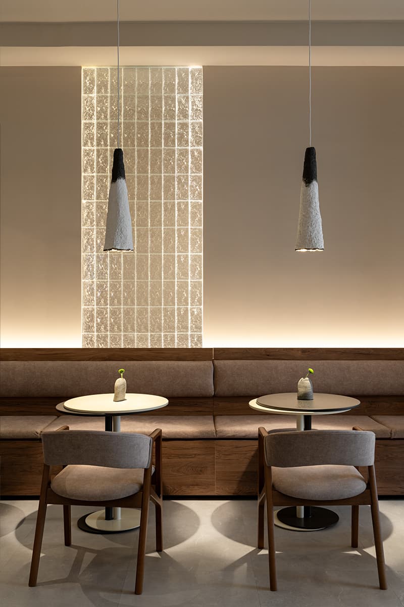 Необычные светильники и черная плитка в интерьере ресторана азиатской кухни в Казани — проект Луизы Альковой