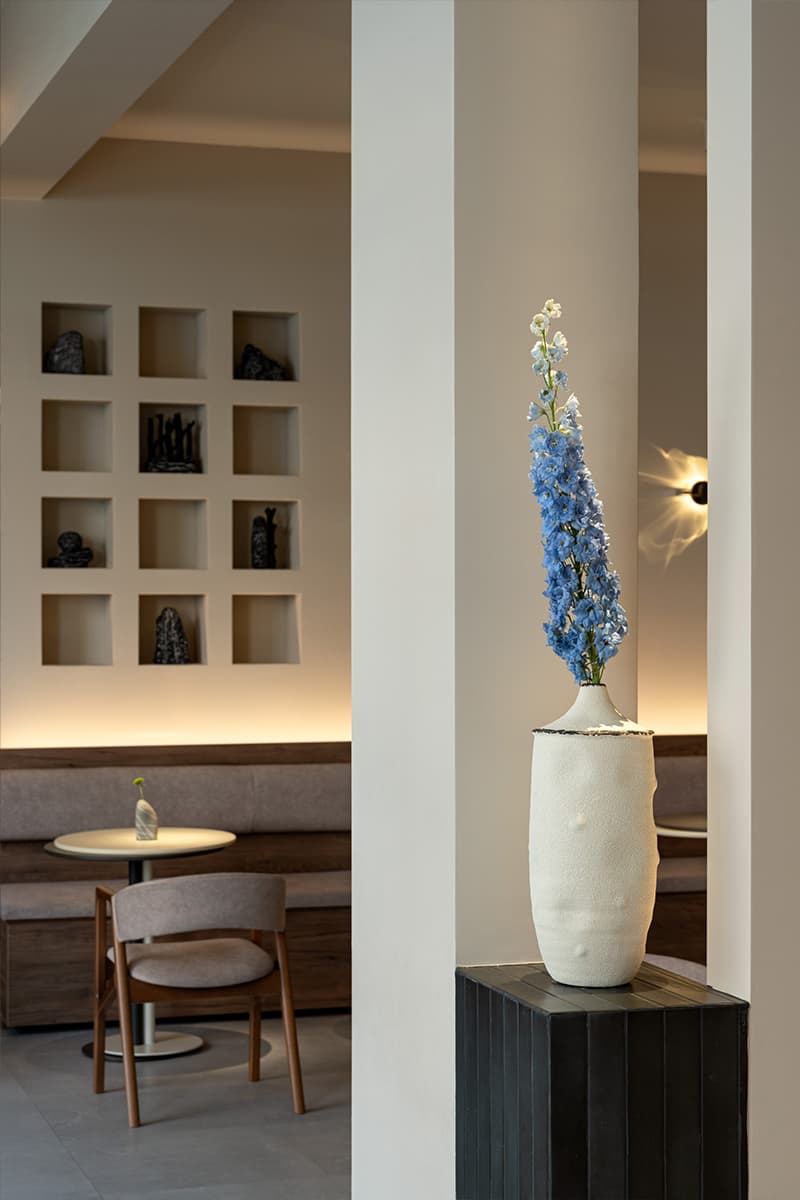 Необычные светильники и черная плитка в интерьере ресторана азиатской кухни в Казани — проект Луизы Альковой