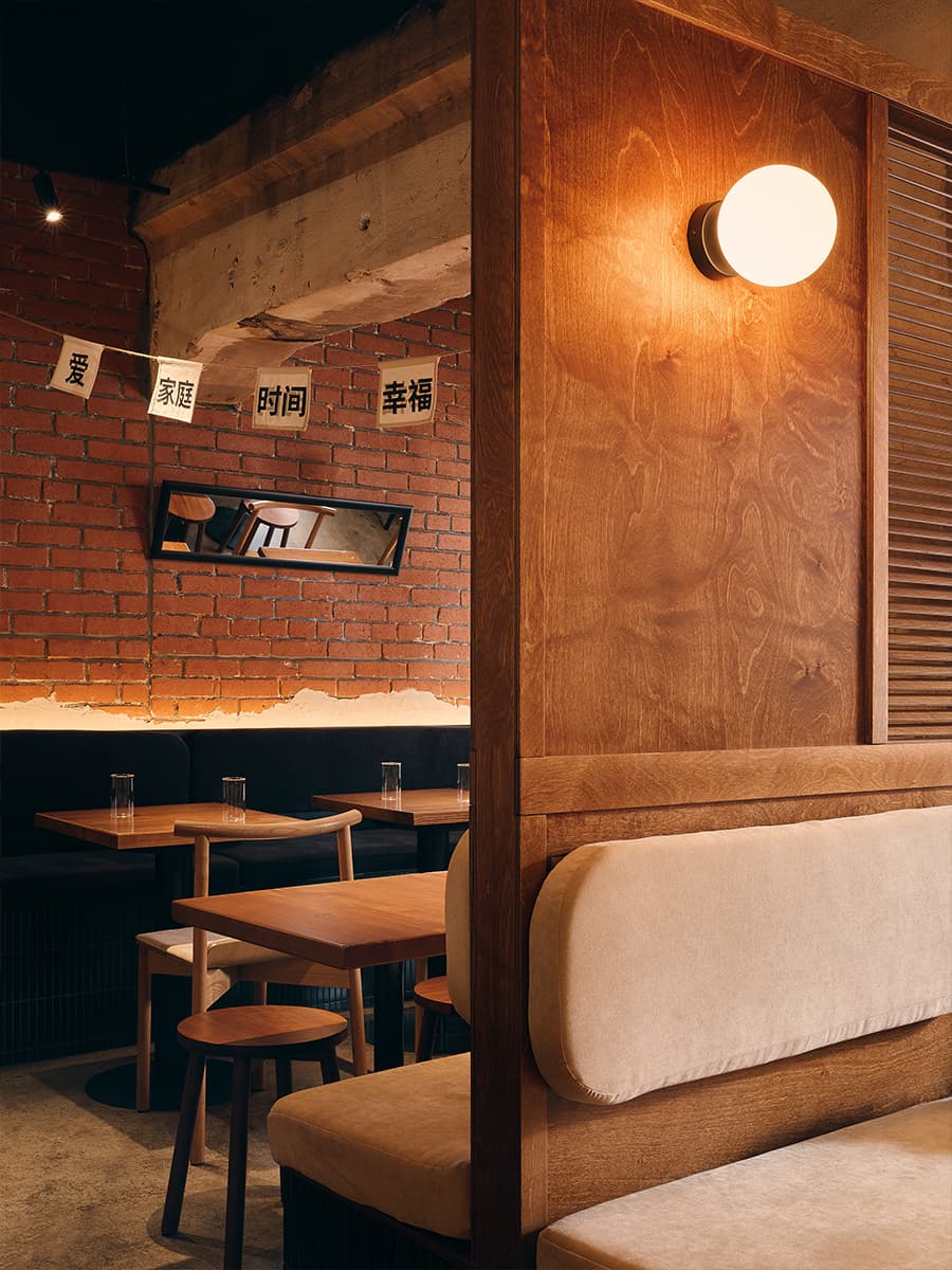 Брутальные фактуры и аутентичный декор в интерьере кафе азиатской кухни — проект Марии Бердник