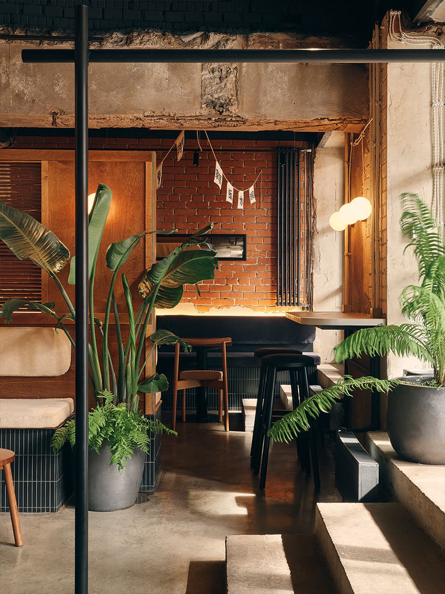 Брутальные фактуры и аутентичный декор в интерьере кафе азиатской кухни — проект Марии Бердник