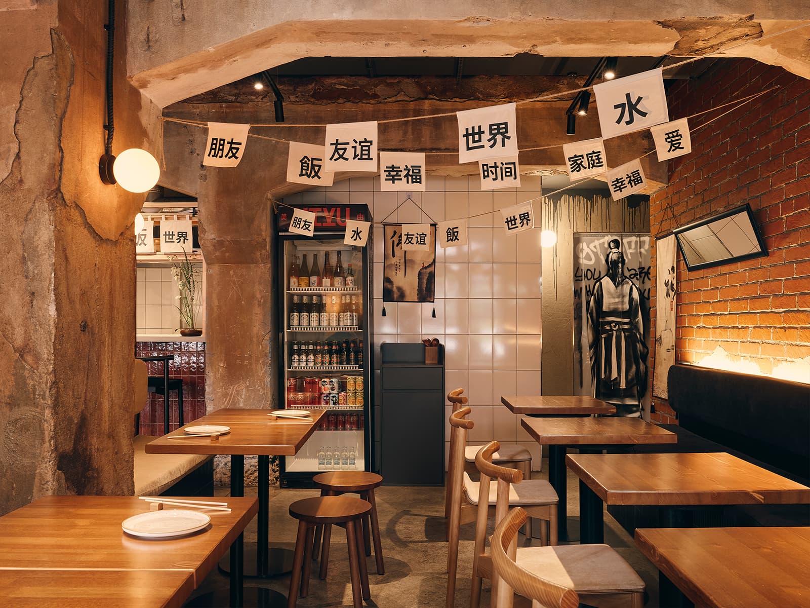 Брутальные фактуры и аутентичный декор в интерьере кафе азиатской кухни — проект Марии Бердник