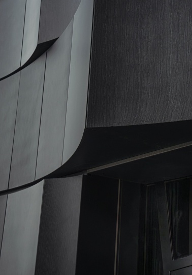 Erdegard Arkitekter спроектировала скульптурный вход в искусственную пещеру