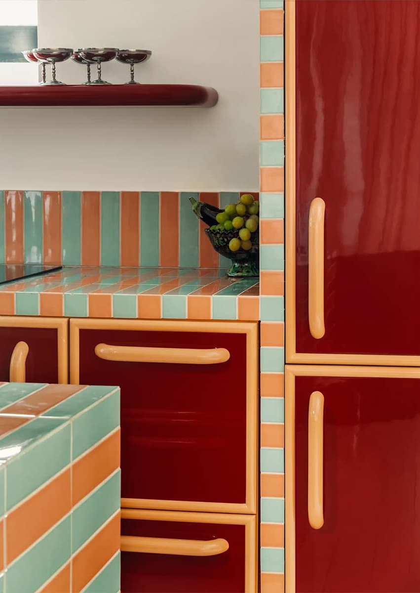 Интерьеры с кухнями из необычных материалов