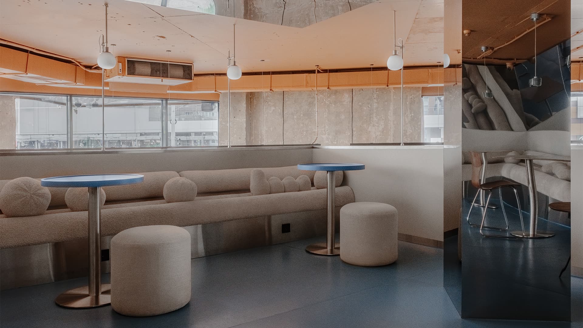 Ностальгический интерьер кофейни с каменным полом — проект дизайн-бюро «Согрет»