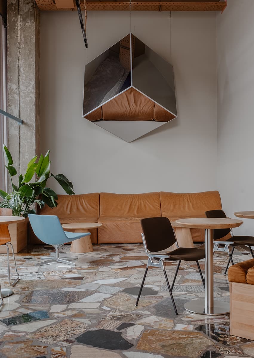 Ностальгический интерьер кофейни с каменным полом — проект дизайн-бюро «Согрет»