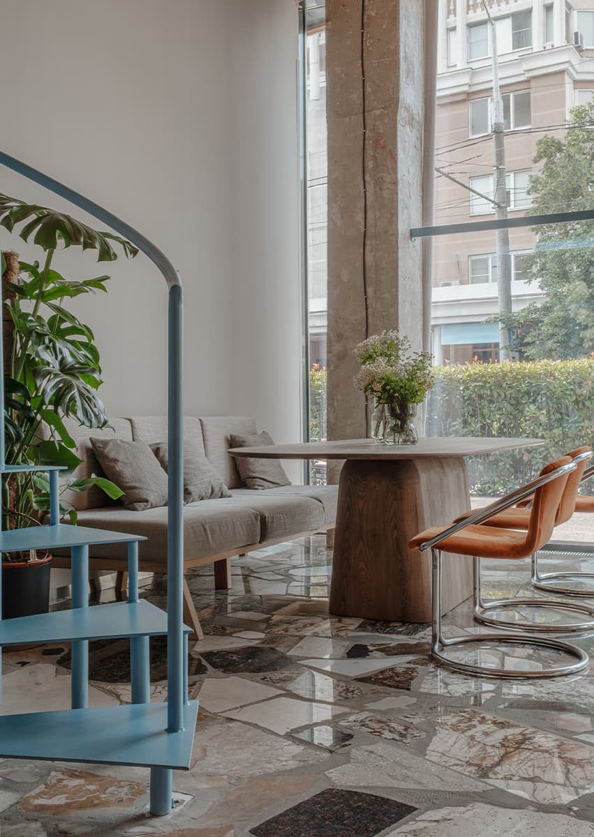 Ностальгический интерьер кофейни с каменным полом — проект дизайн-бюро «Согрет»