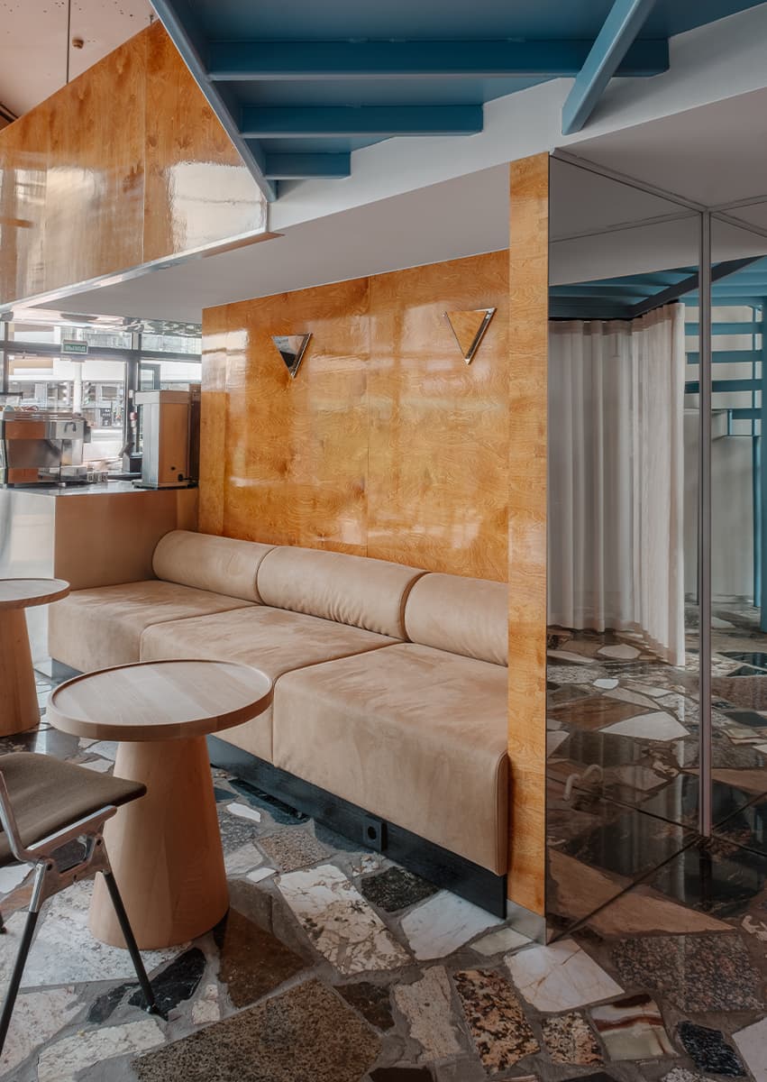 Ностальгический интерьер кофейни с каменным полом — проект дизайн-бюро «Согрет»