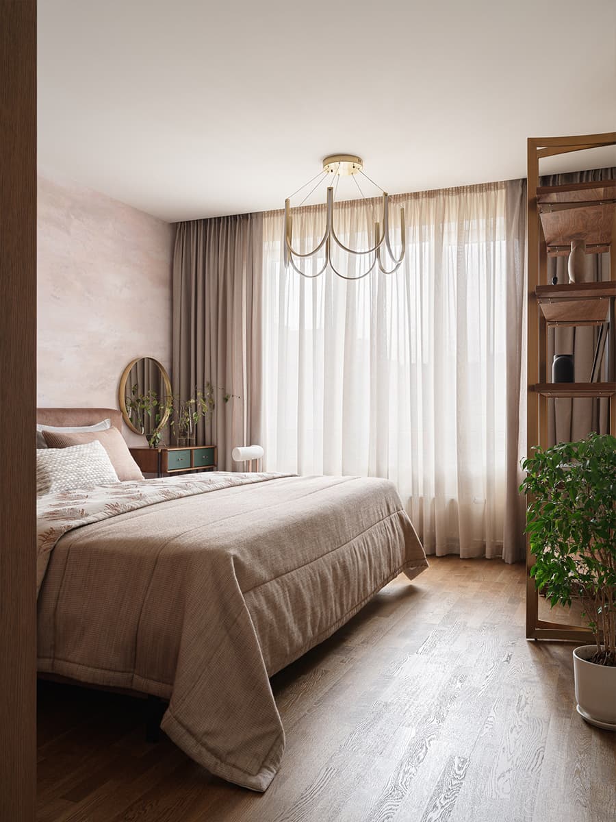 Теплые краски и скрытые хозяйственные блоки в интерьере семейной квартиры — проект Екатерины Дозорец