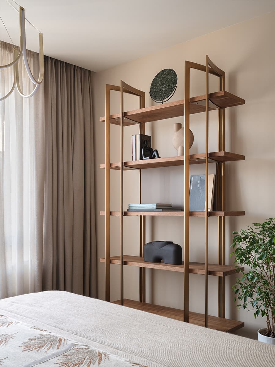 Теплые краски и скрытые хозяйственные блоки в интерьере семейной квартиры — проект Екатерины Дозорец