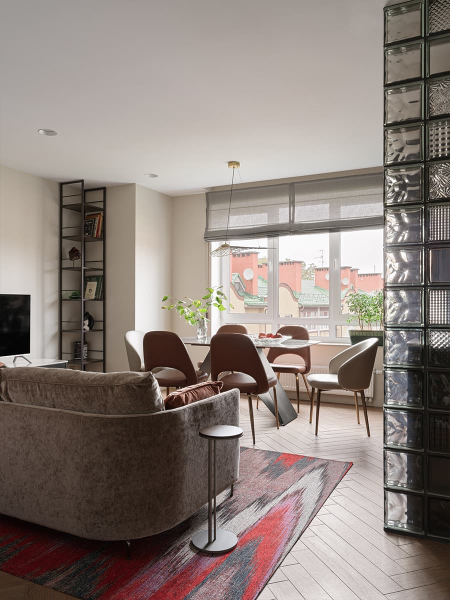 Теплые краски и скрытые хозяйственные блоки в интерьере семейной квартиры — проект Екатерины Дозорец