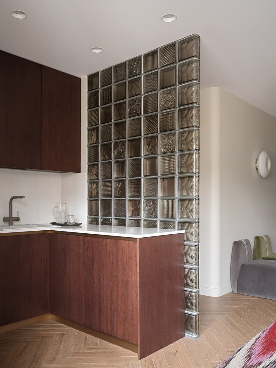 Теплые краски и скрытые хозяйственные блоки в интерьере семейной квартиры — проект Екатерины Дозорец