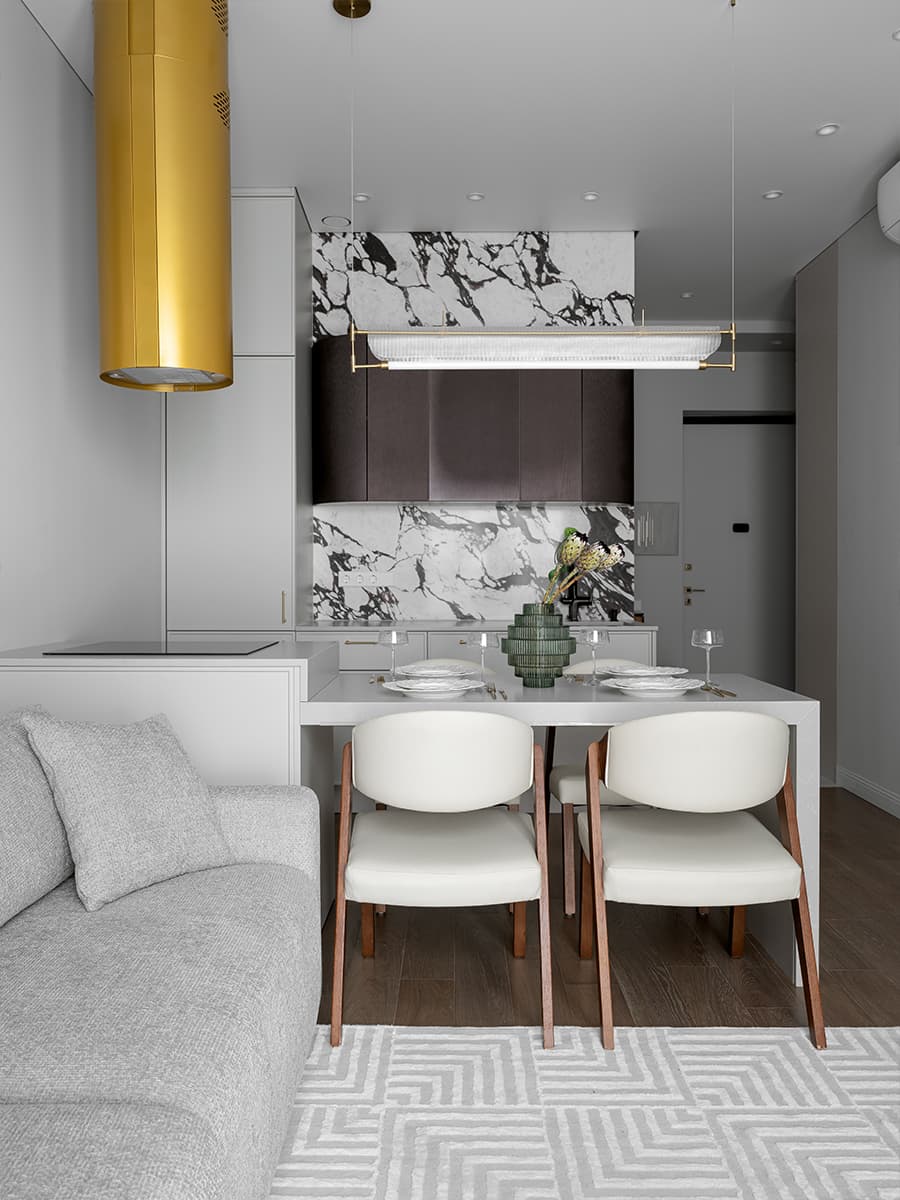 Контрастный керамогранит в интерьере квартиры под сдачу в аренду — проект Yuloo Studio