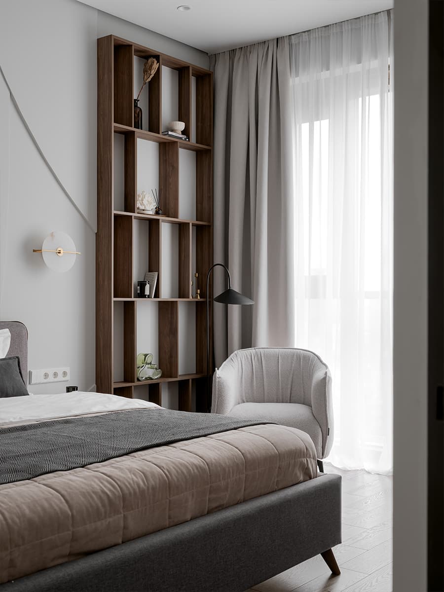 Контрастный керамогранит в интерьере квартиры под сдачу в аренду — проект Yuloo Studio