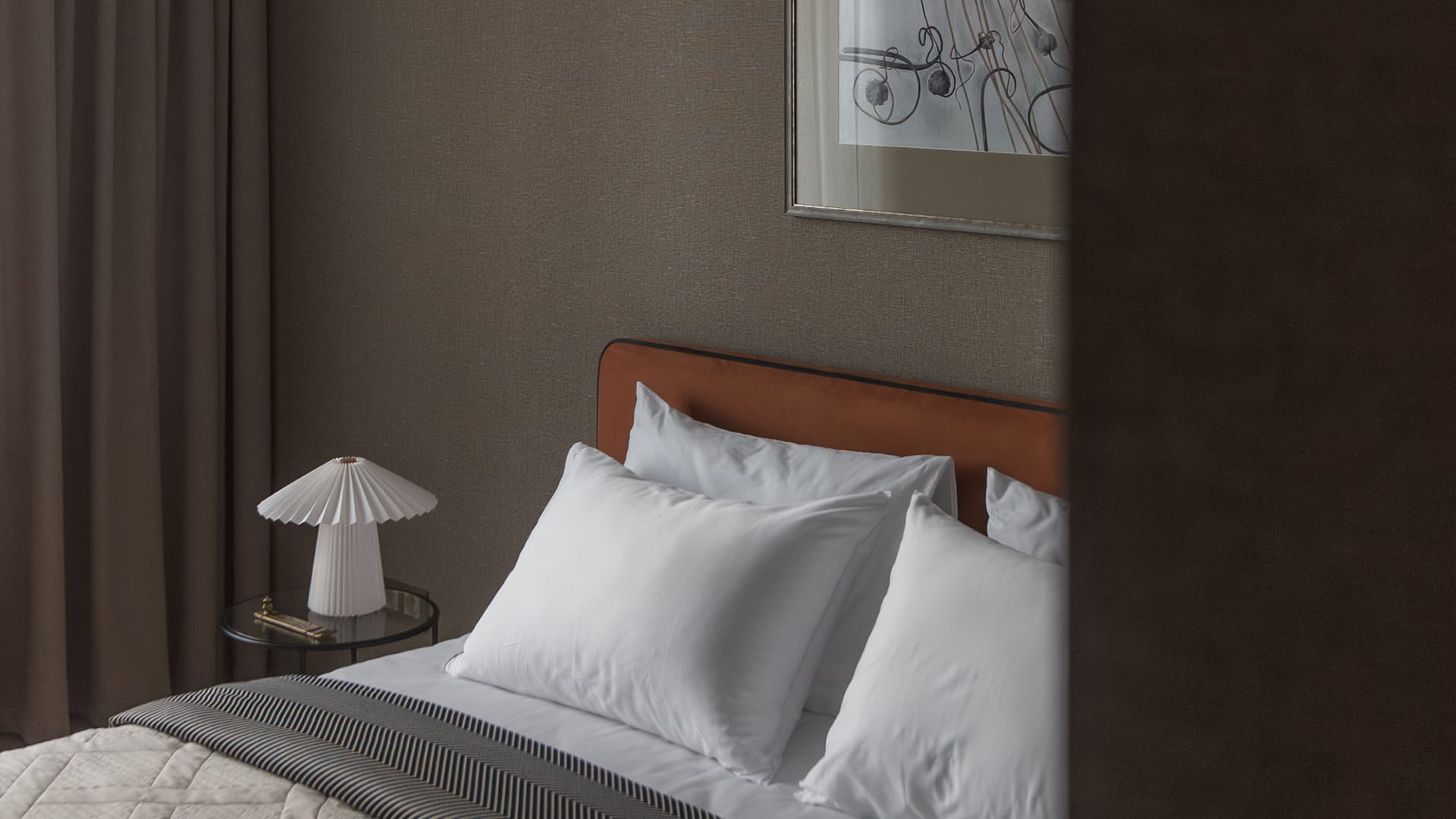 Обволакивающий интерьер компактной квартиры для мужчины — проект дизайн-студии «Воздух»