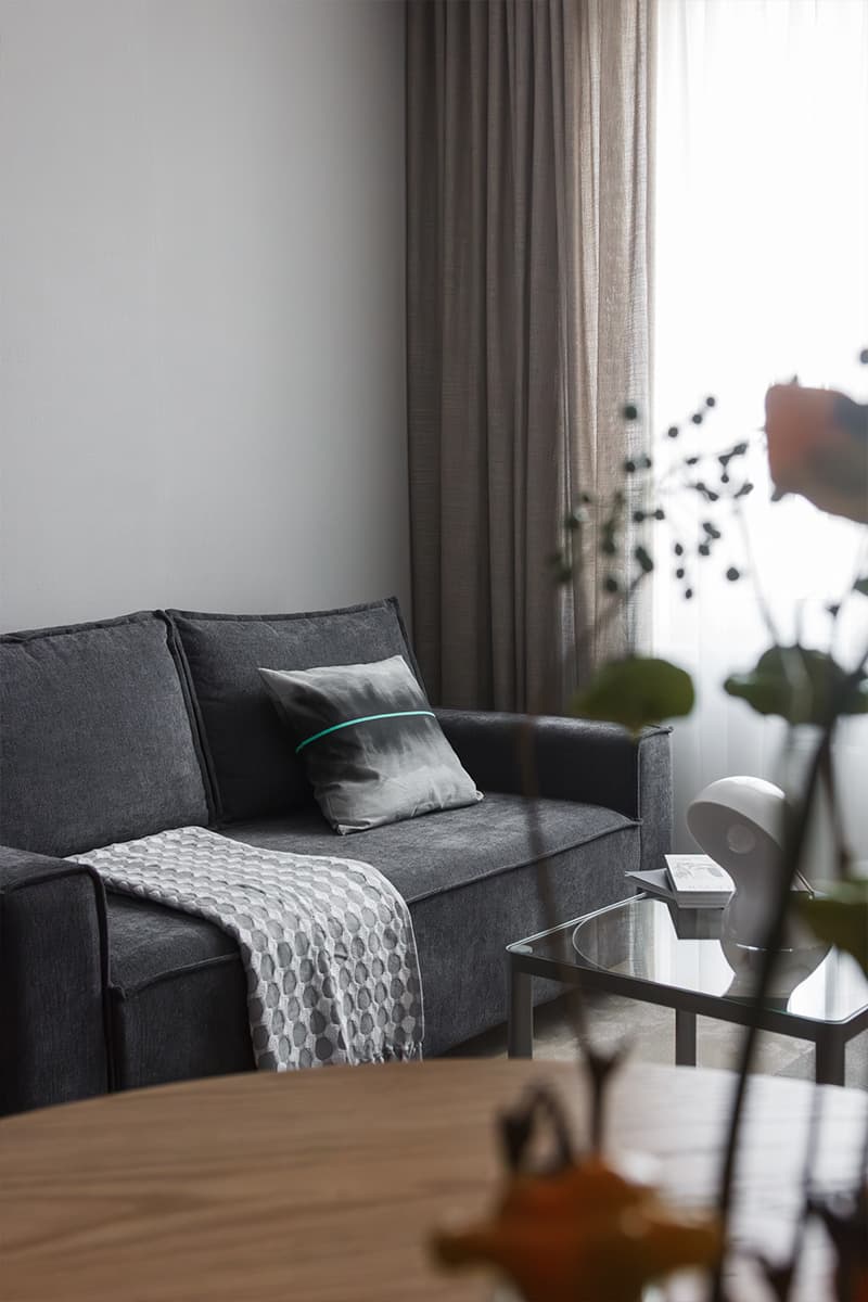 Обволакивающий интерьер компактной квартиры для мужчины — проект дизайн-студии «Воздух»