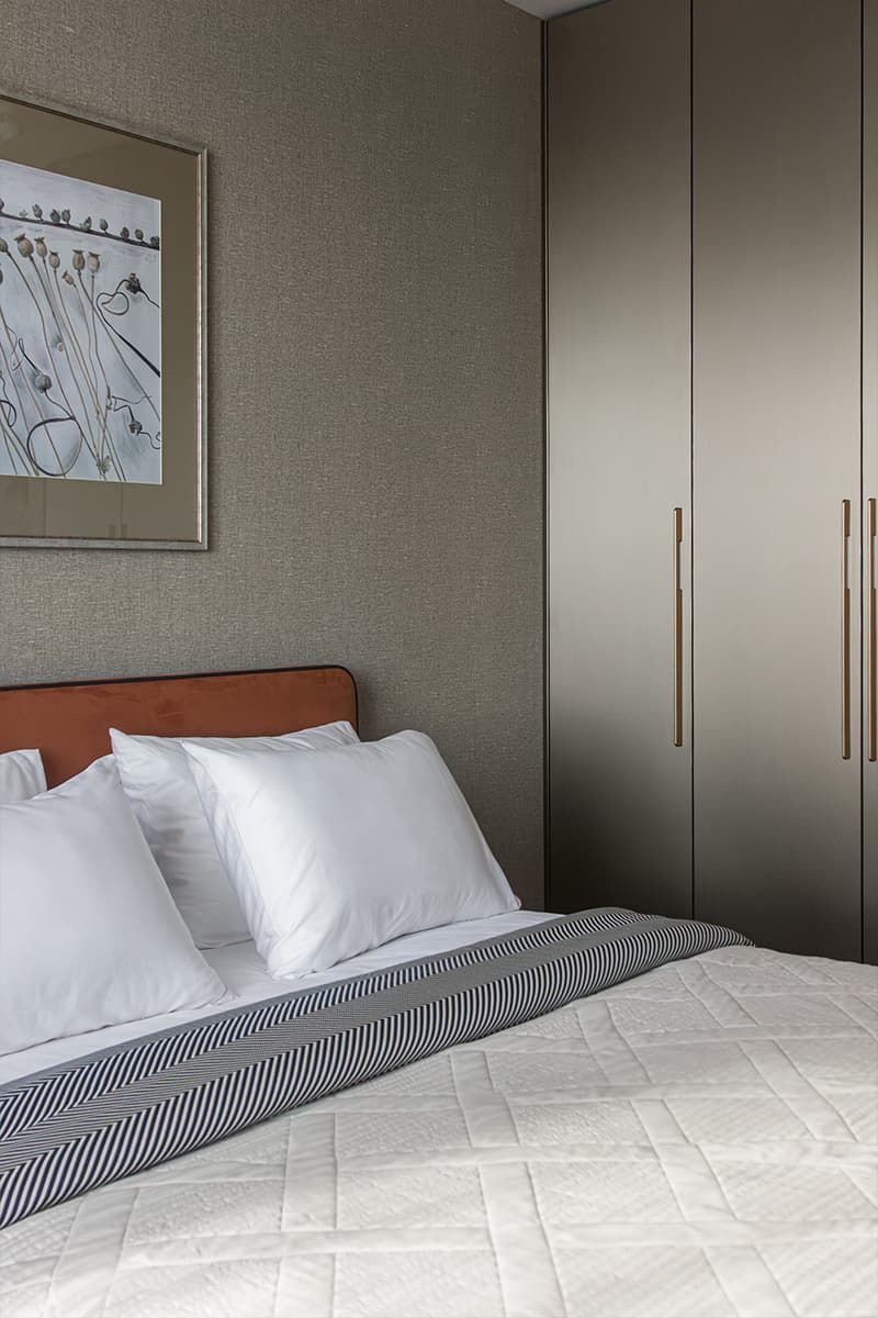 Обволакивающий интерьер компактной квартиры для мужчины — проект дизайн-студии «Воздух»