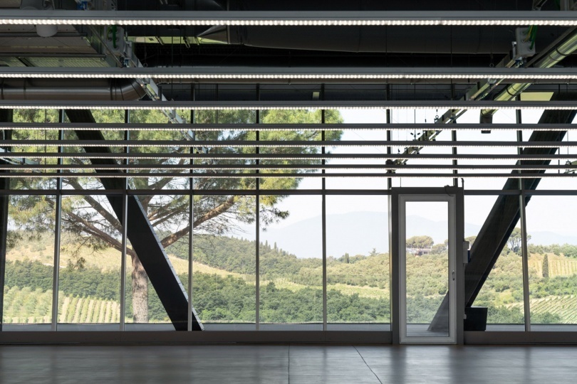 Студия Metrooffice Architetti реконструировала заброшенный завод для Balenciaga