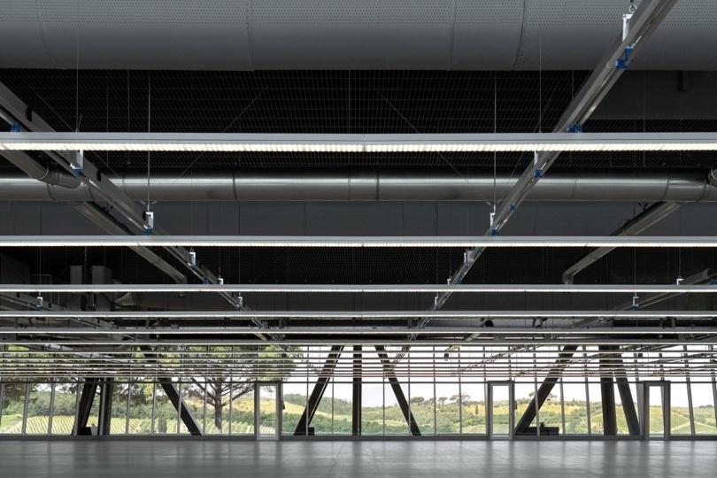 Студия Metrooffice Architetti реконструировала заброшенный завод для Balenciaga