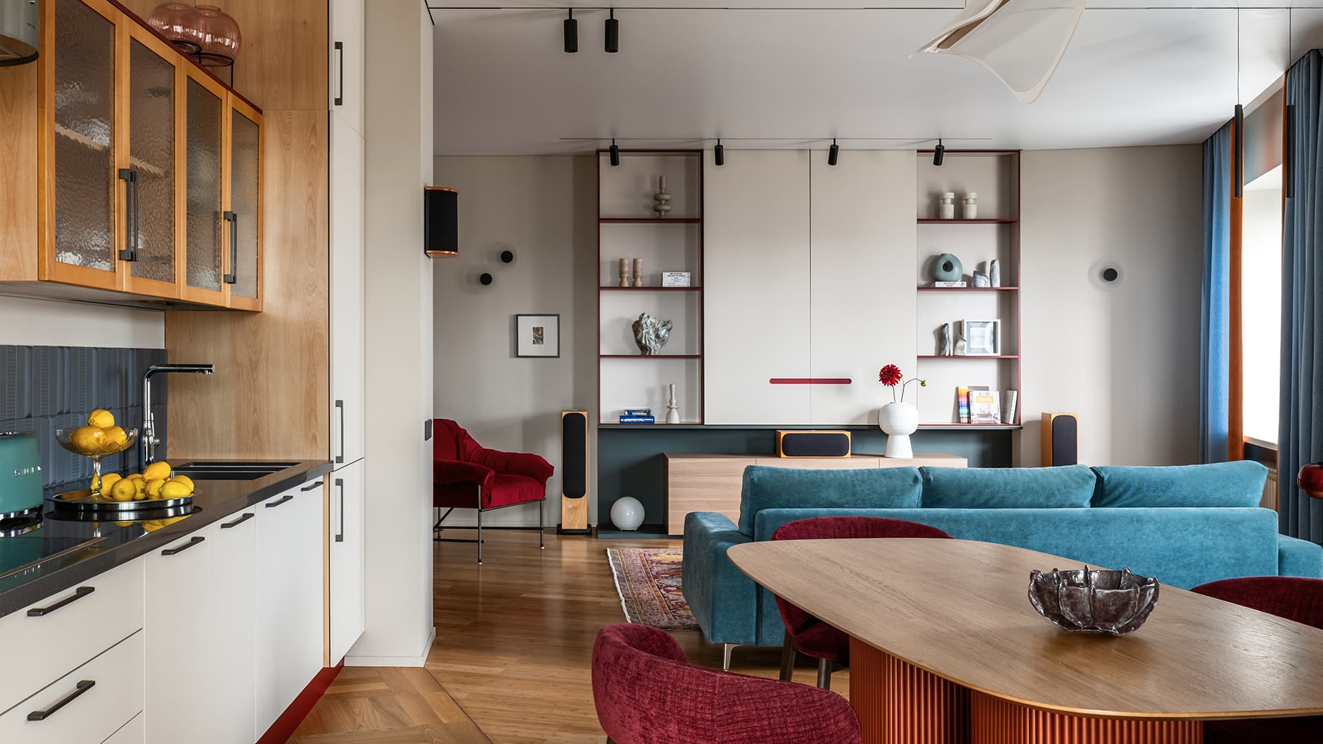 Красочные контрасты и предметы с историей в интерьере для семьи дизайнера — проект Надежды Кривоножко