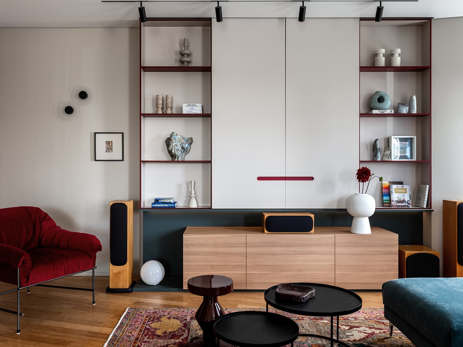 Красочные контрасты и предметы с историей в интерьере для семьи дизайнера — проект Надежды Кривоножко