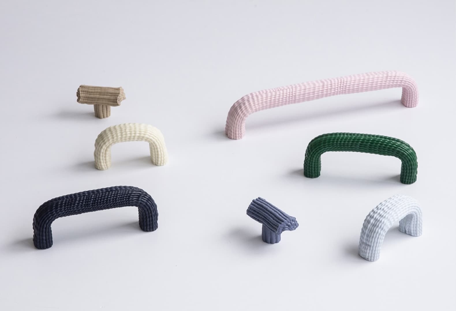 Больше чем фурнитура: 9 необычных дверных ручек