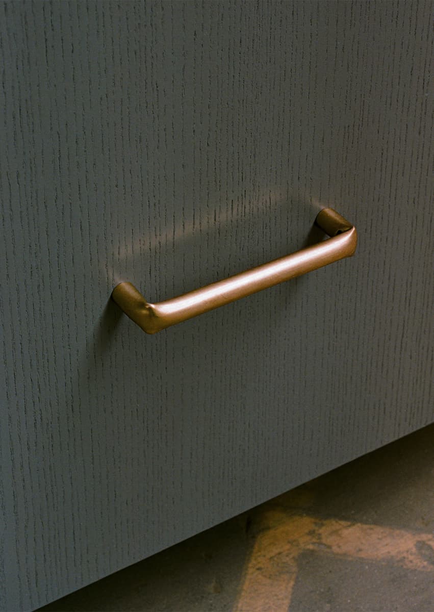 Больше чем фурнитура: 9 необычных дверных ручек