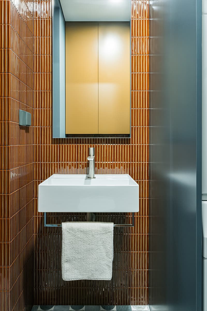 Приятные на ощупь материалы и артефакты прошлого в интерьере квартиры в Екатеринбурге — проект Ирины Чертихиной