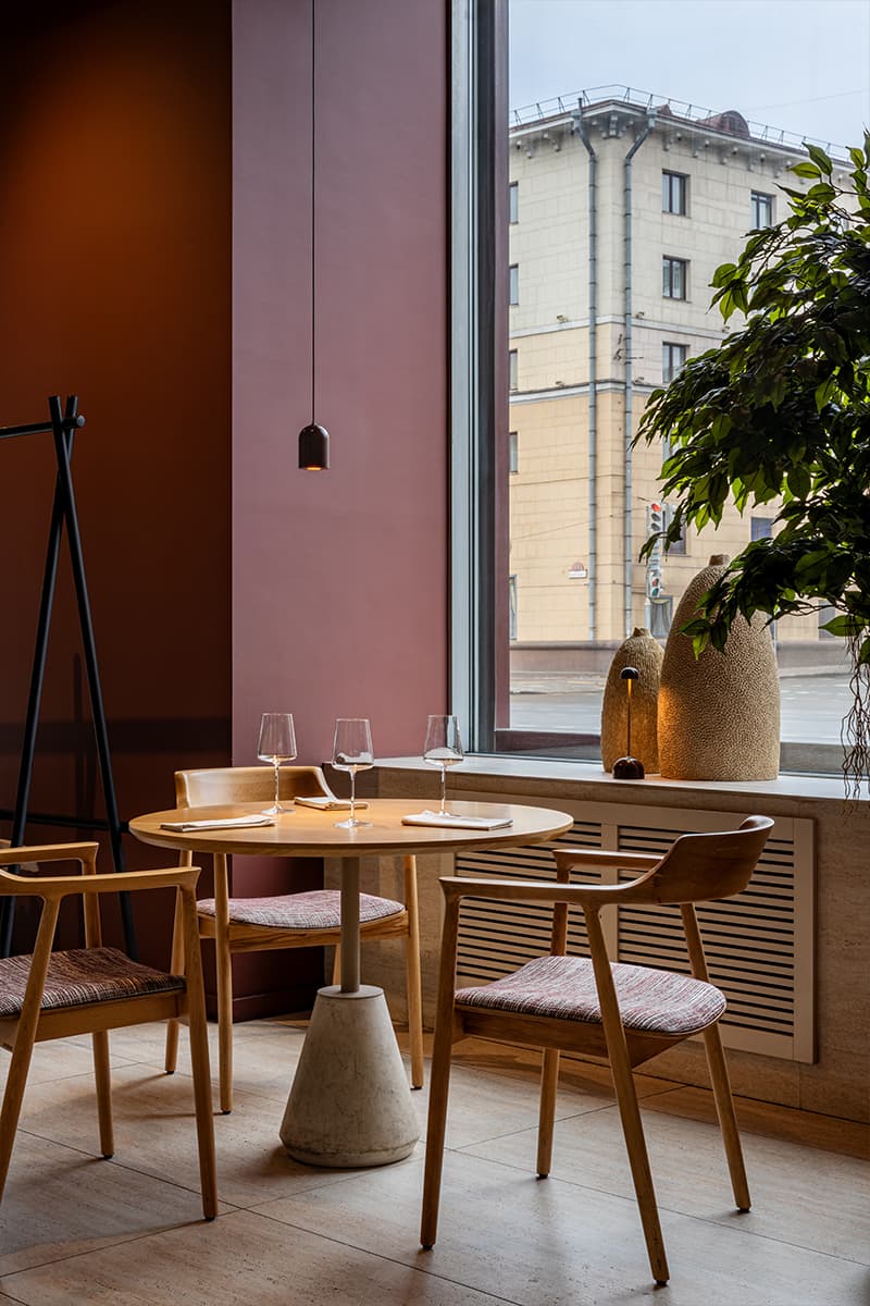 Глубокий коричневый цвет и светлое дерево в интерьере минского ресторана — проект Анны Кравченко и Светланы Лойко