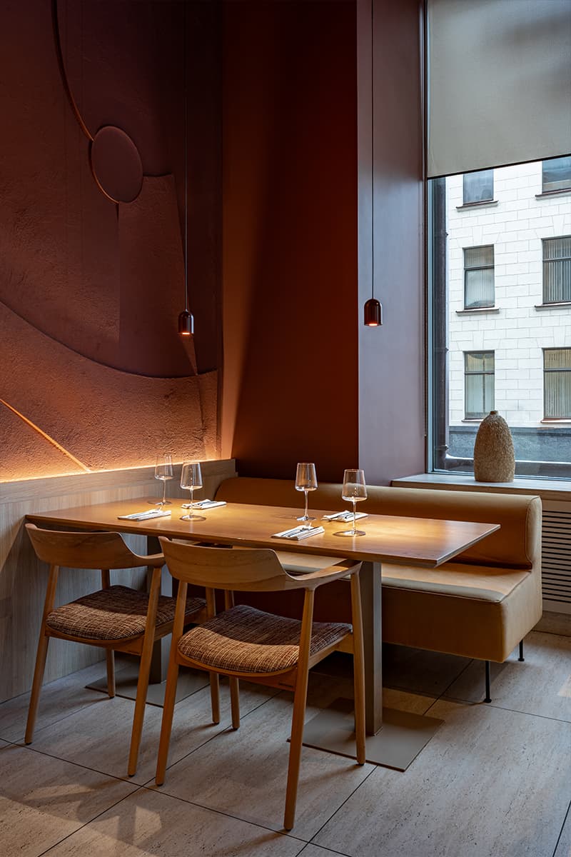 Глубокий коричневый цвет и светлое дерево в интерьере минского ресторана — проект Анны Кравченко и Светланы Лойко