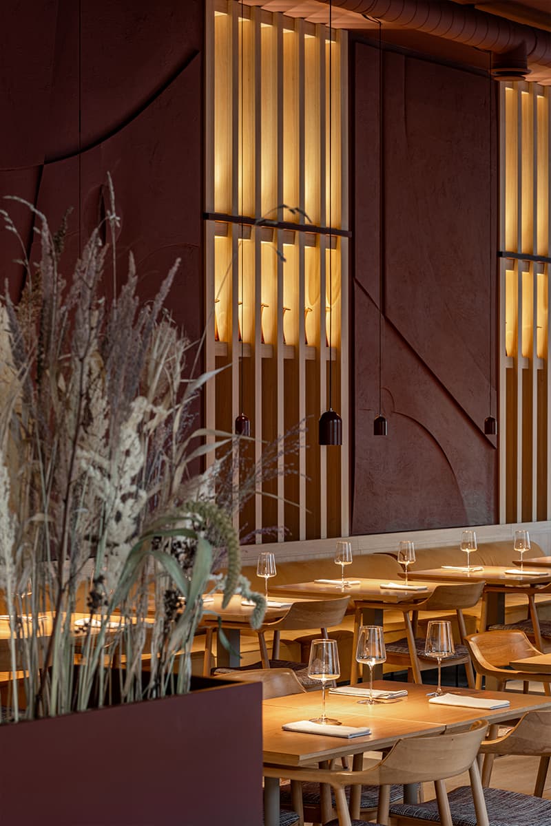 Глубокий коричневый цвет и светлое дерево в интерьере минского ресторана — проект Анны Кравченко и Светланы Лойко