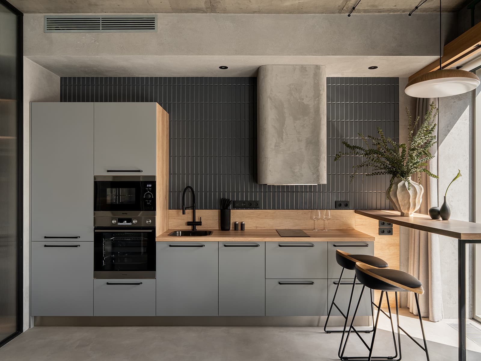 Авторская роспись стен и рифленое стекло в интерьере апартаментов — проект студии дизайна Wellspring