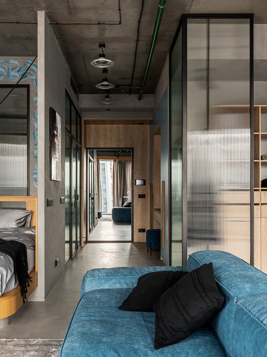 Авторская роспись стен и рифленое стекло в интерьере апартаментов — проект студии дизайна Wellspring