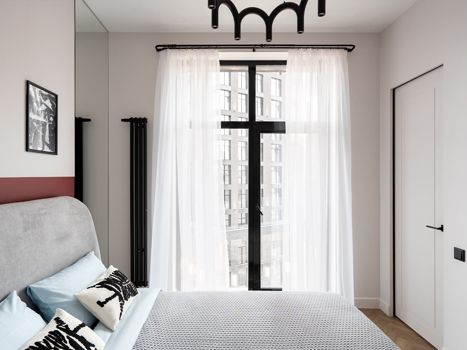 Эклектичный интерьер квартиры с контрастными акцентами — проект Александры Николаевой