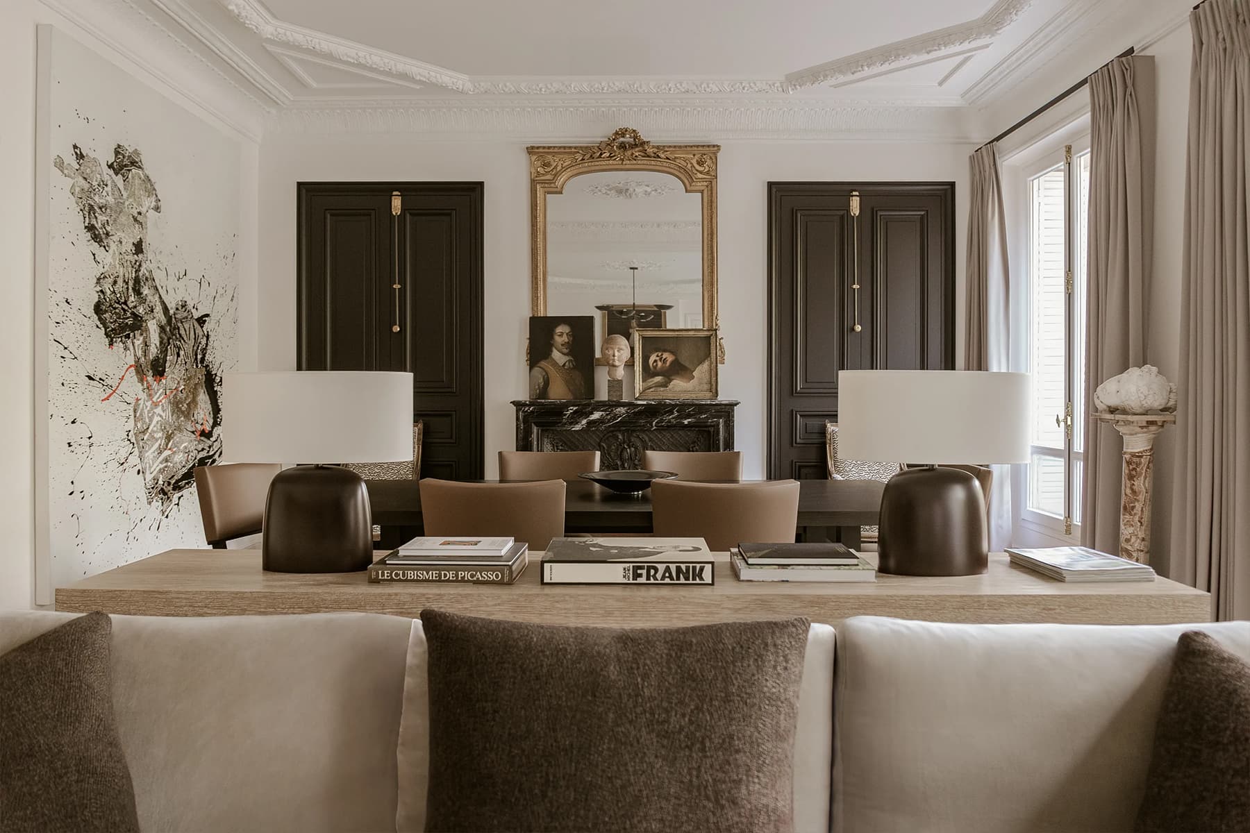 Лепнина и абстрактная живопись в интерьере квартиры османской эпохи — проект Аллена Кирша