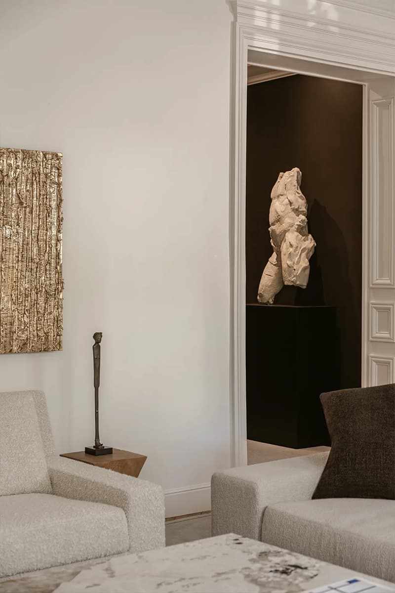 Лепнина и абстрактная живопись в интерьере квартиры османской эпохи — проект Аллена Кирша