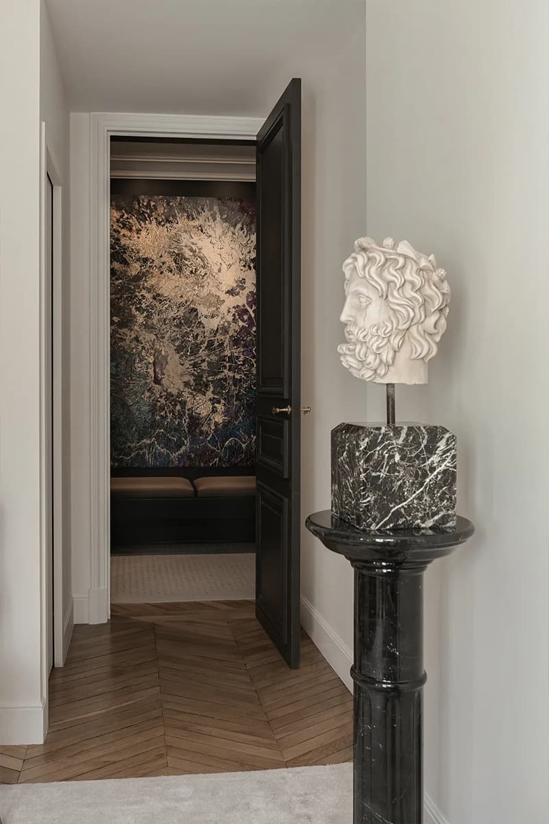 Лепнина и абстрактная живопись в интерьере квартиры османской эпохи — проект Аллена Кирша