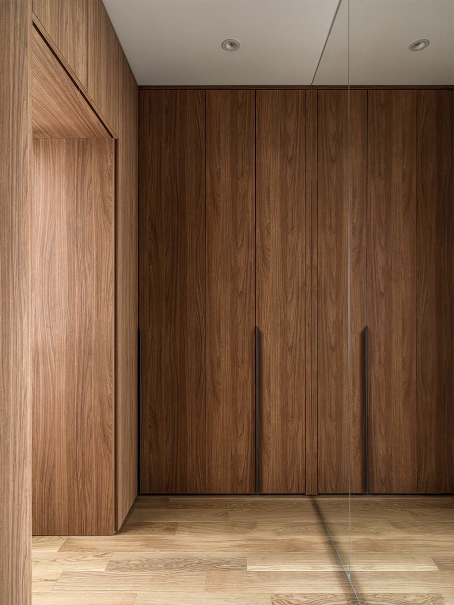 Эффектный керамогранит и красочная детская в интерьере семейной квартиры — проект Екатерины Ивановой