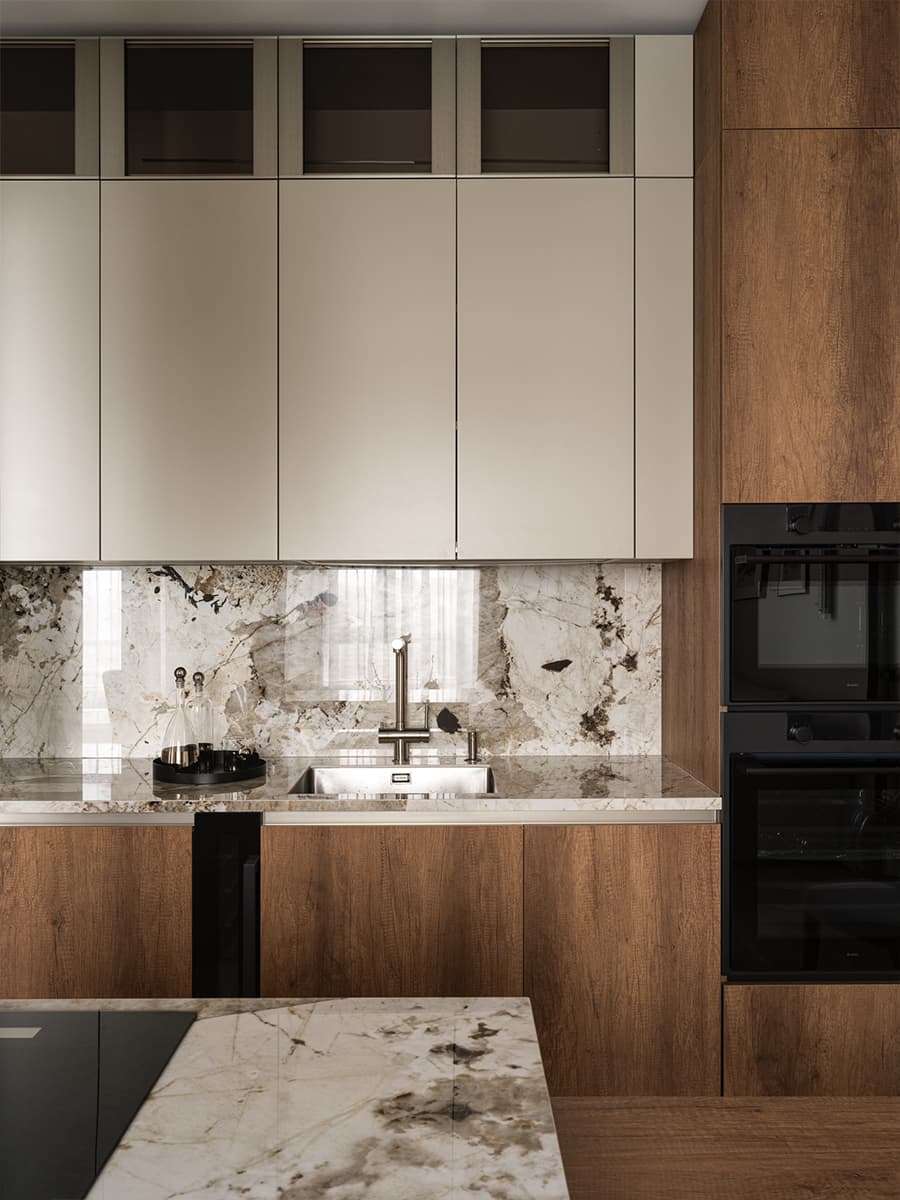 Эффектный керамогранит и красочная детская в интерьере семейной квартиры — проект Екатерины Ивановой