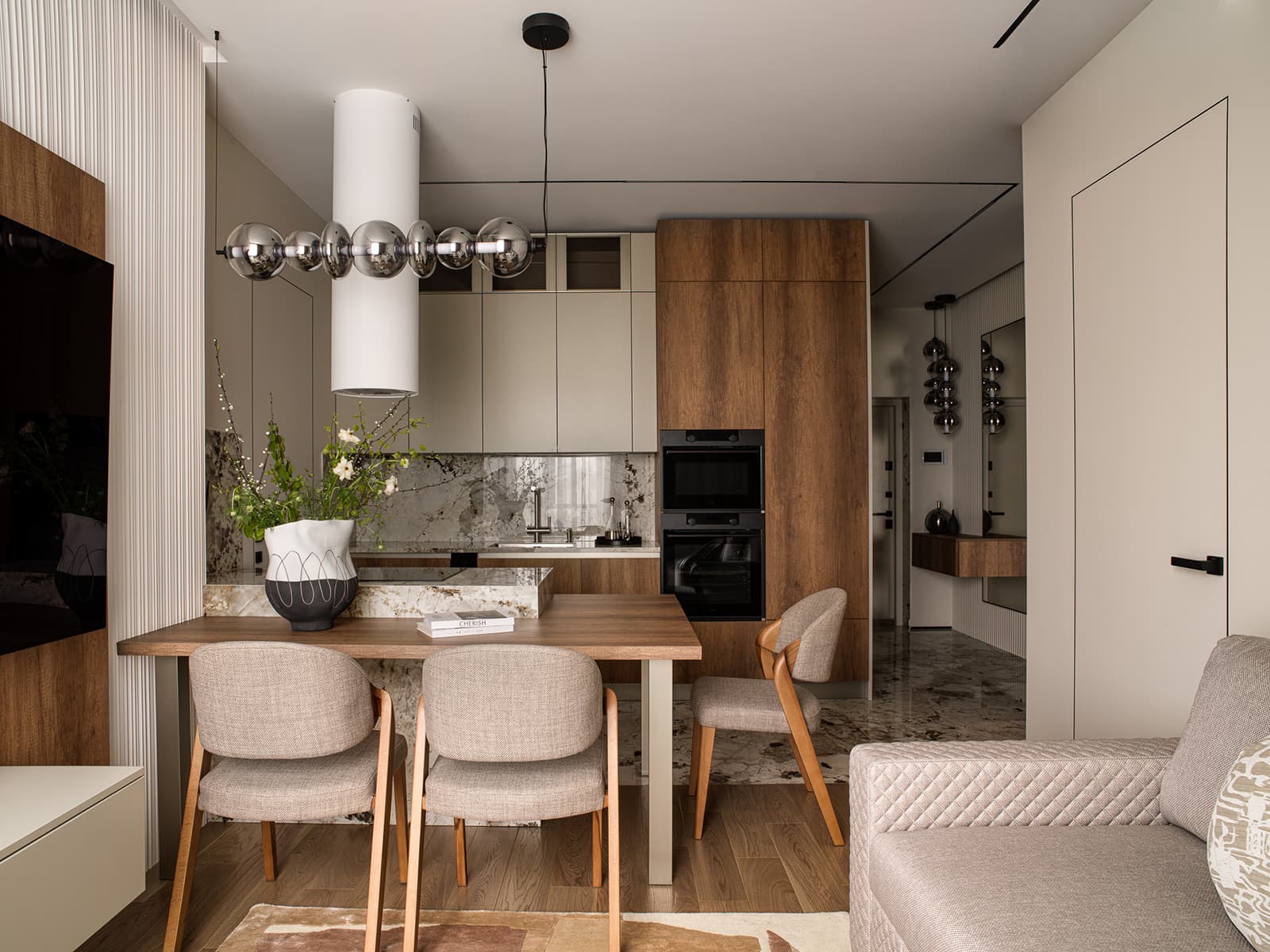 Эффектный керамогранит и красочная детская в интерьере семейной квартиры — проект Екатерины Ивановой