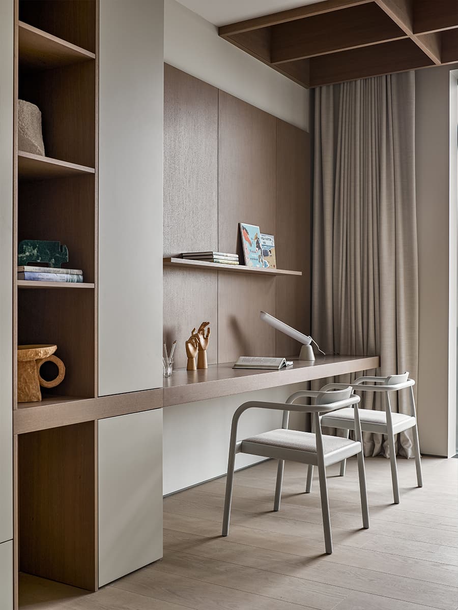 Игра контрастных цветов в интерьере квартиры с видовым кабинетом — проект студии GU Design